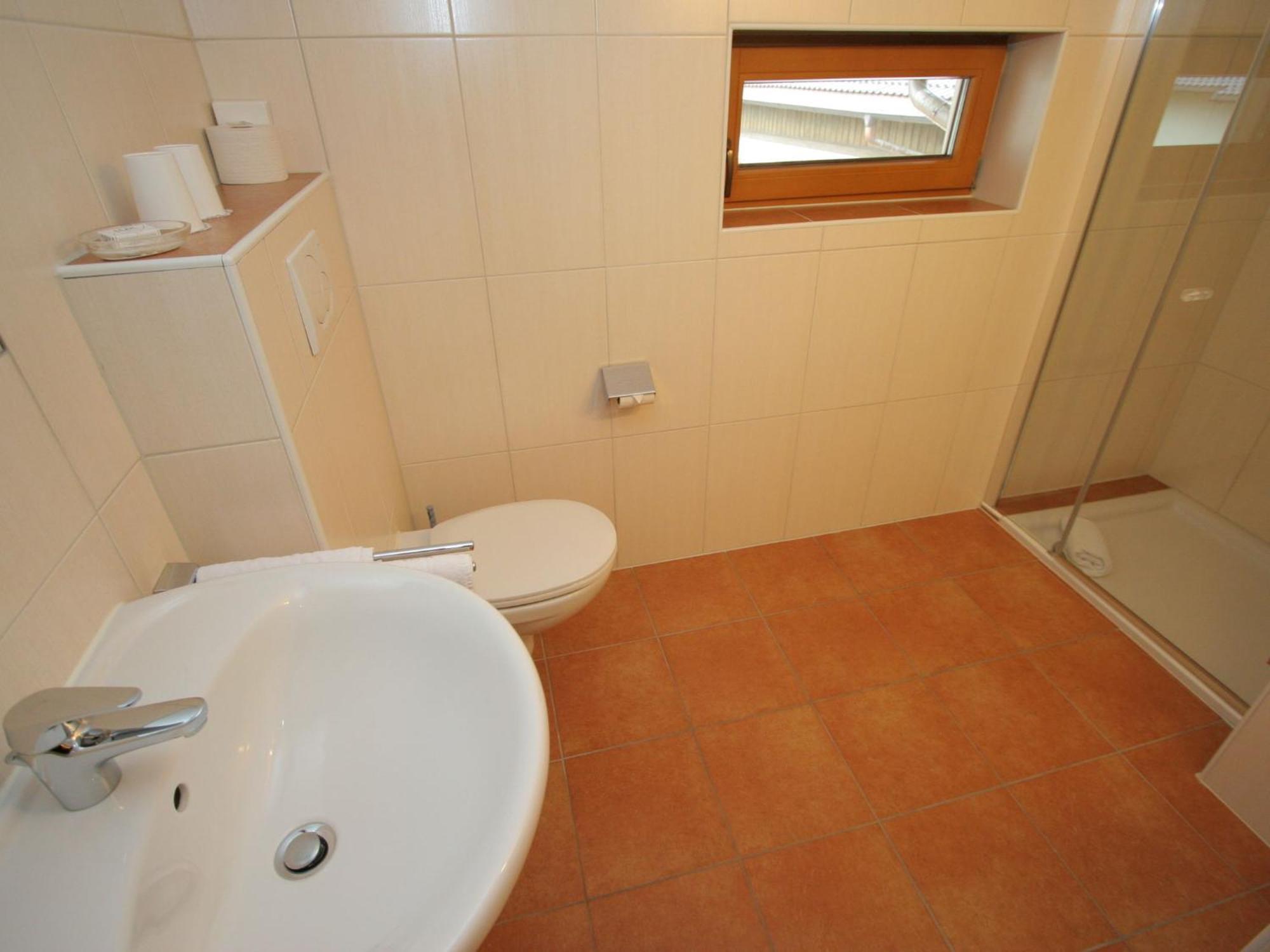 Charming Apartment In Uderns With Balcony Eksteriør billede