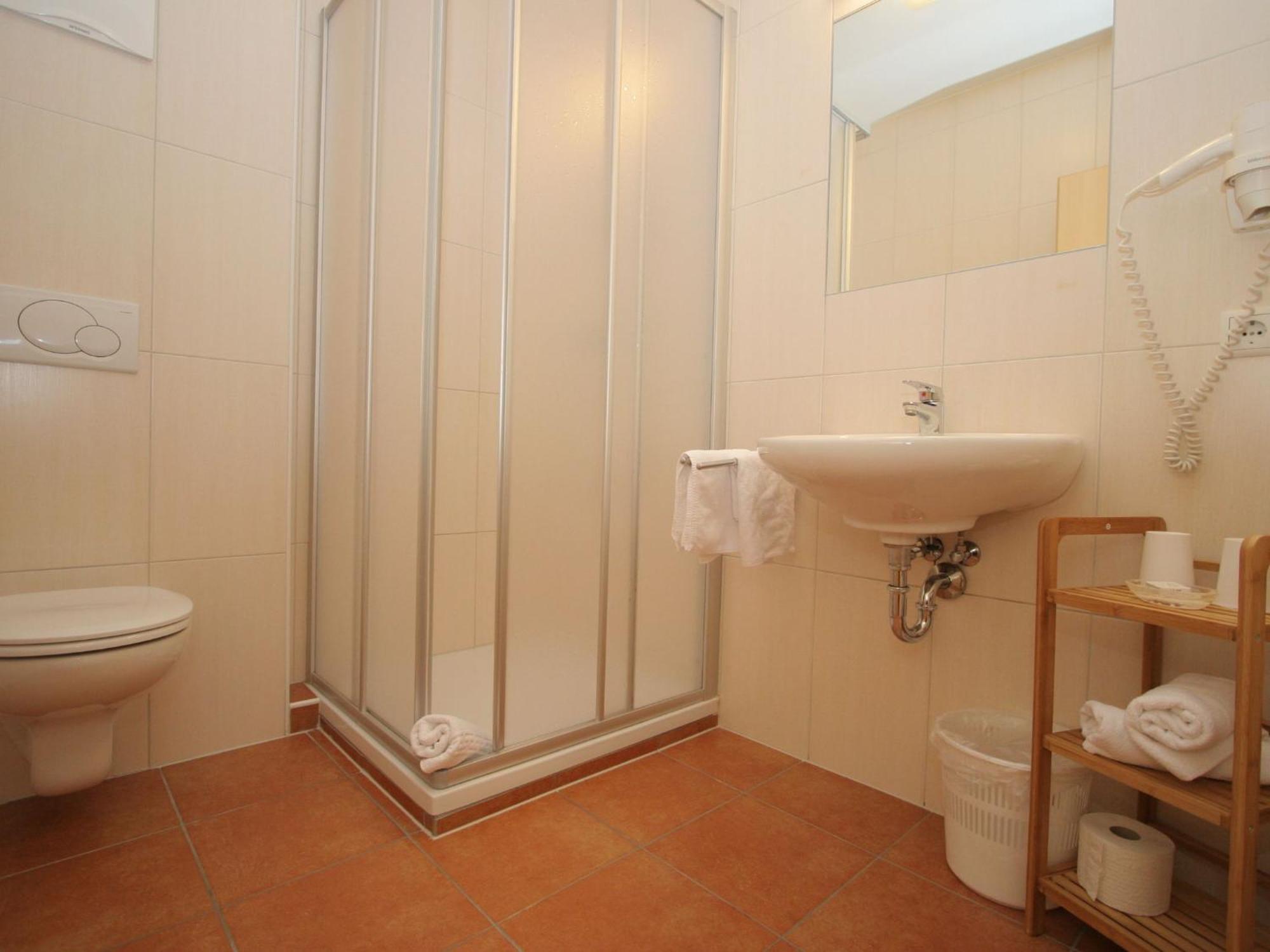 Charming Apartment In Uderns With Balcony Eksteriør billede