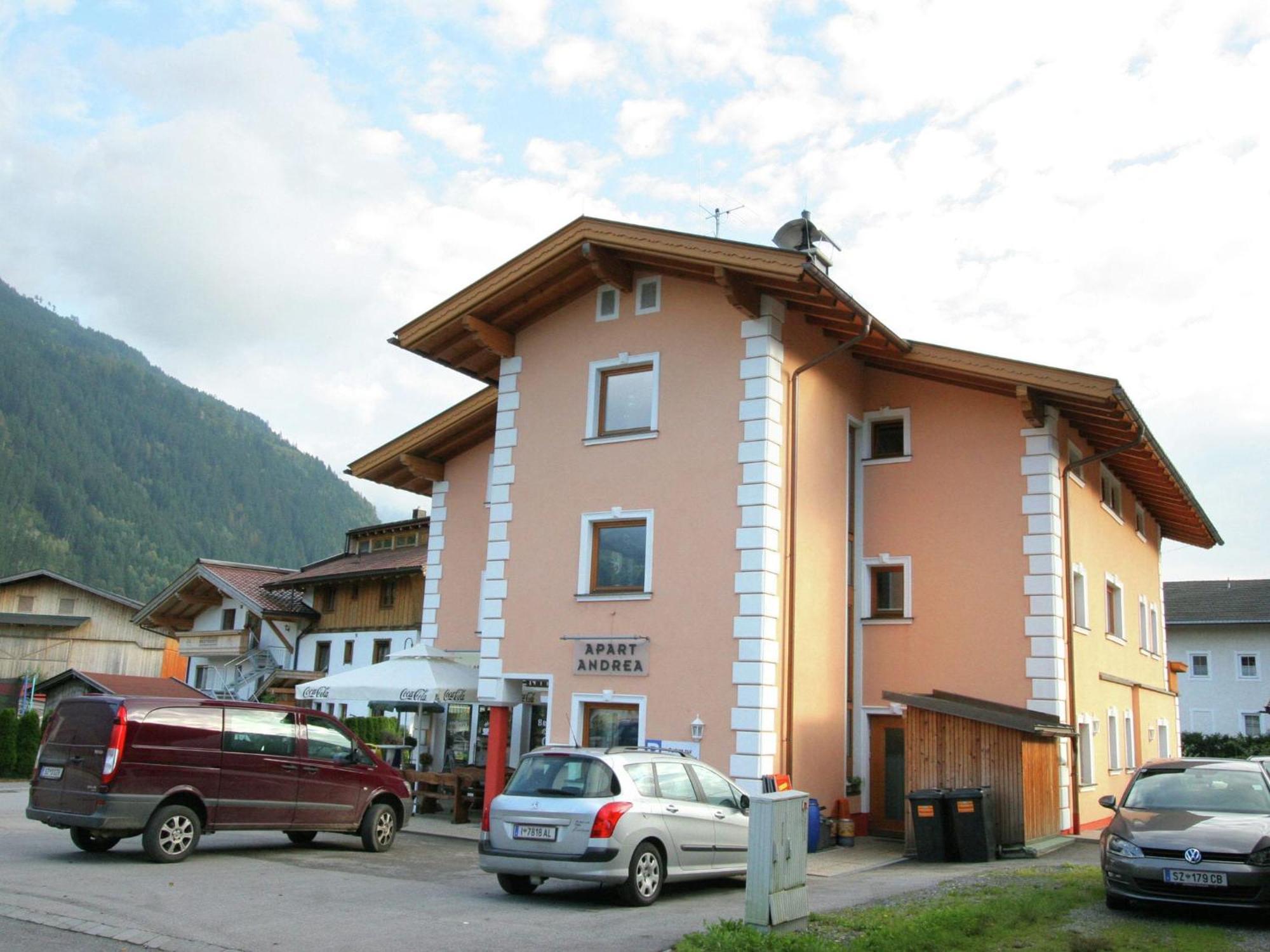 Charming Apartment In Uderns With Balcony Eksteriør billede