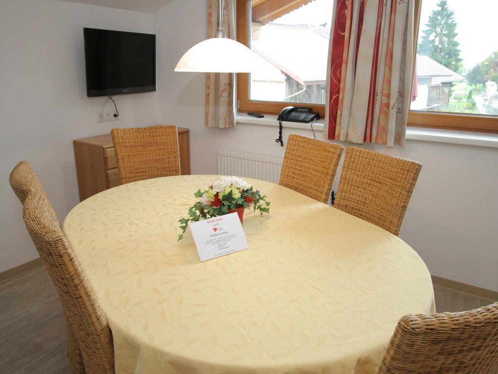 Charming Apartment In Uderns With Balcony Eksteriør billede